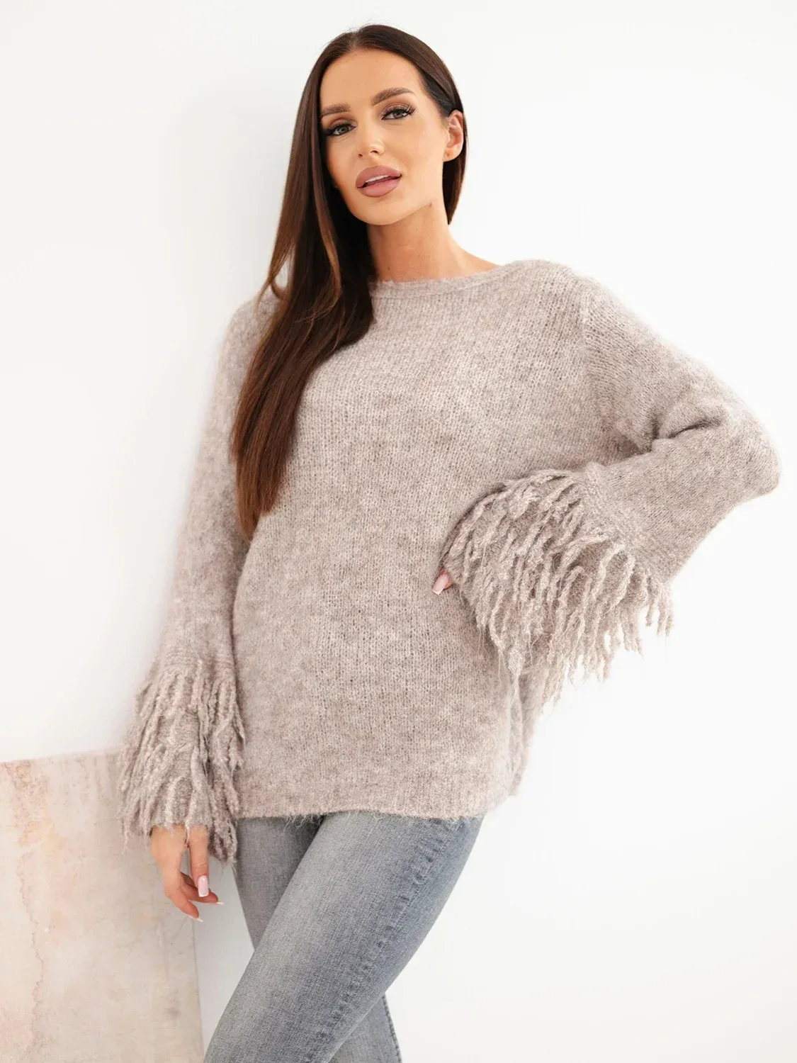 Sweter damski z frędzlami na rękawach i okrągłym dekoltem ciemny beżowy