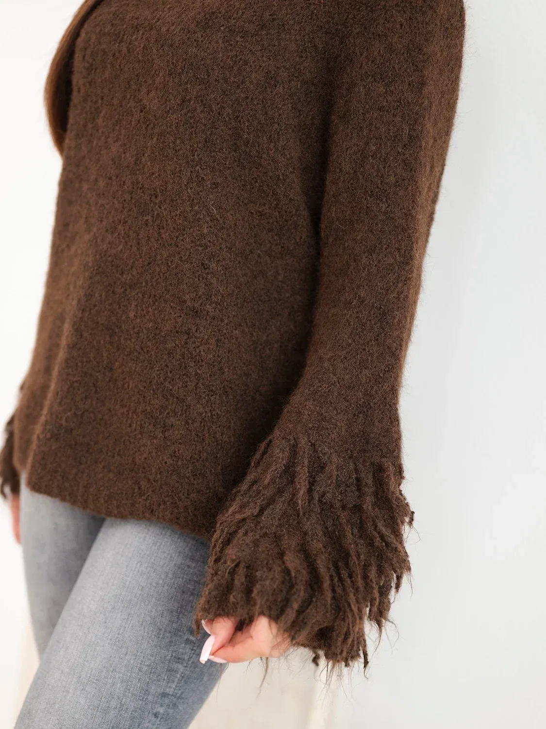 Sweter damski z frędzlami na rękawach i okrągłym dekoltem brązowy - obrazek 3