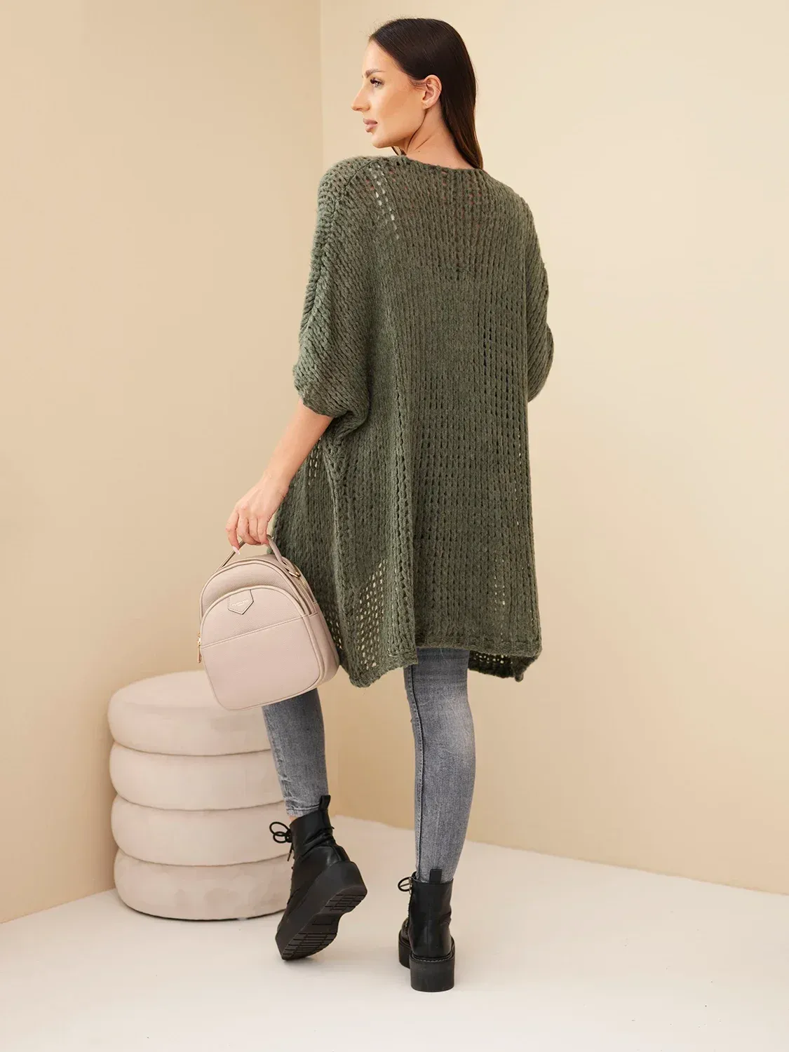 Sweter damski oversize o luźnym splocie bez zapięcia khaki - obrazek 4