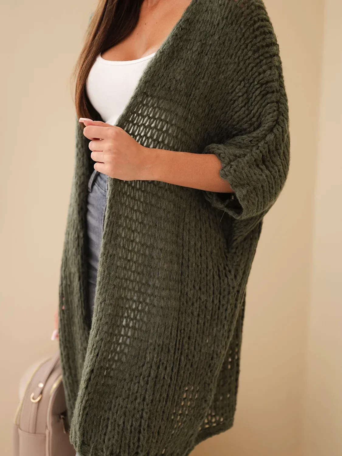 Sweter damski oversize o luźnym splocie bez zapięcia khaki - obrazek 3