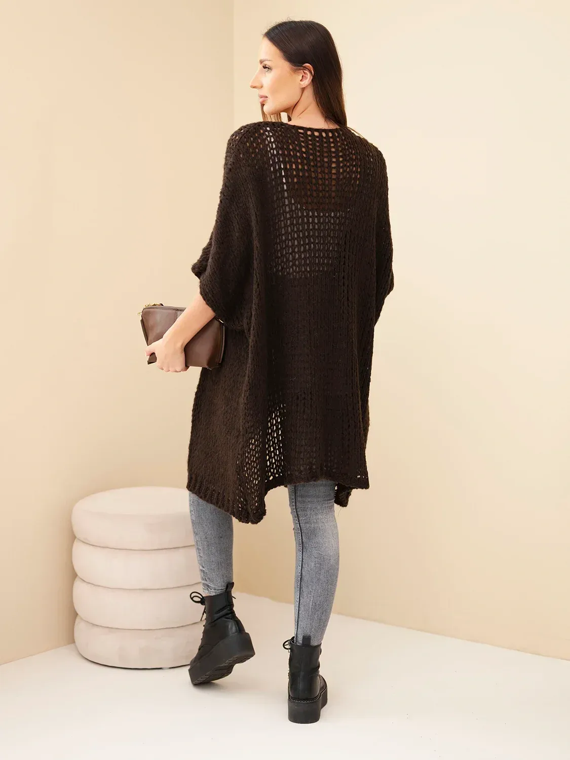 Sweter damski oversize o luźnym splocie bez zapięcia brązowy - obrazek 4