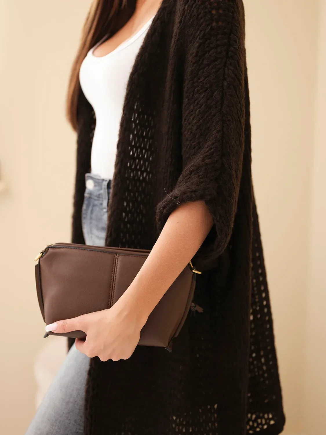 Sweter damski oversize o luźnym splocie bez zapięcia brązowy - obrazek 3