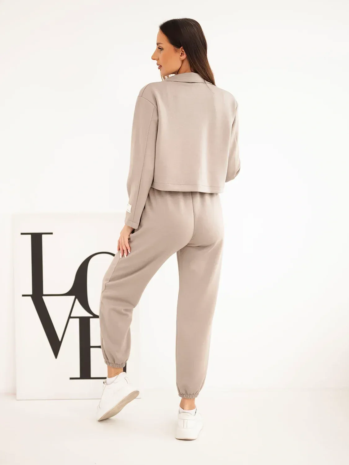 Komplet damski z wiskozy z krótką marynarką i spodniami jogger fango - obrazek 3