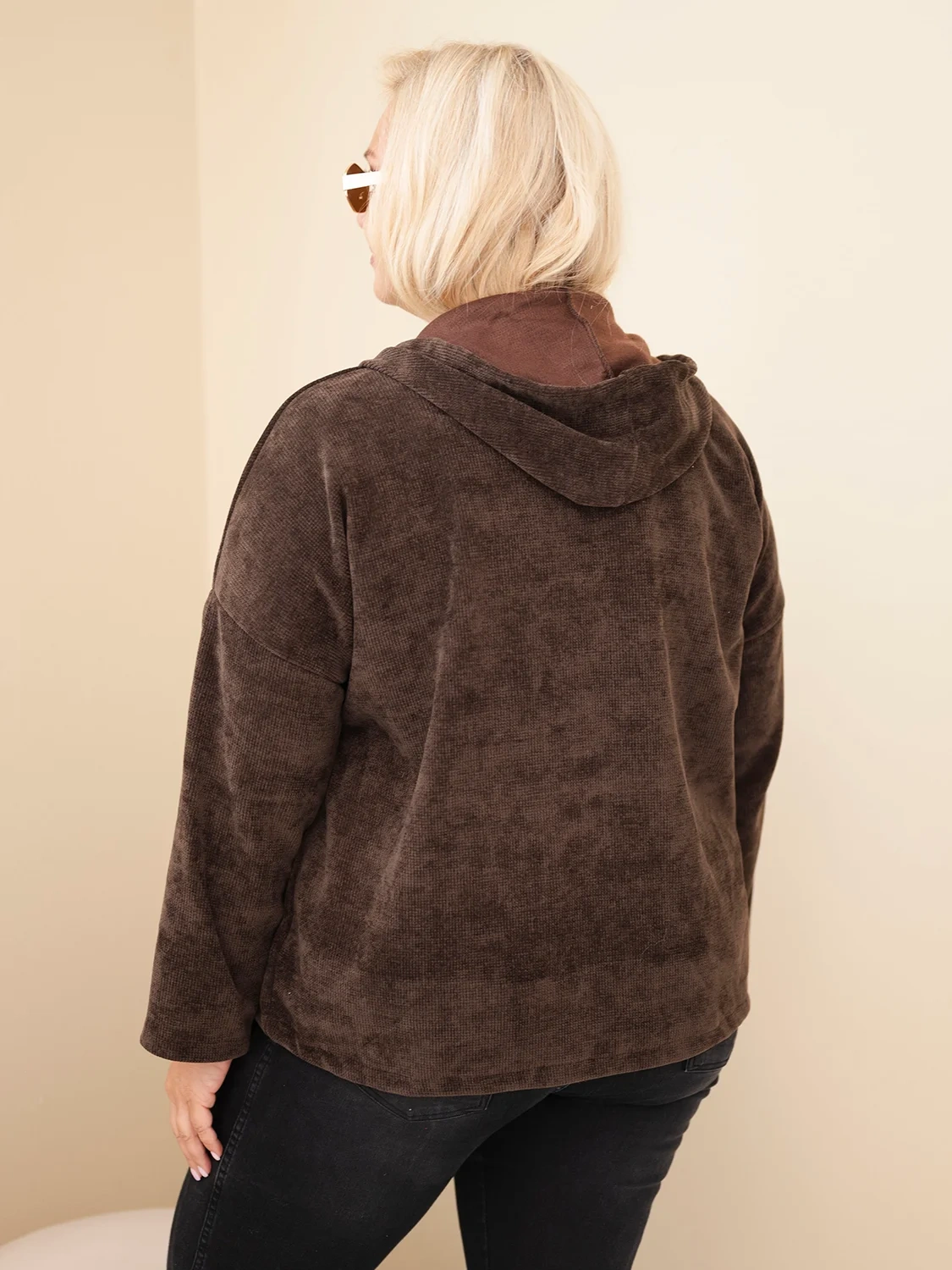 Bluza damska Plus Size sztruksowa z kapturem i zamkiem oversize brązowa - obrazek 3