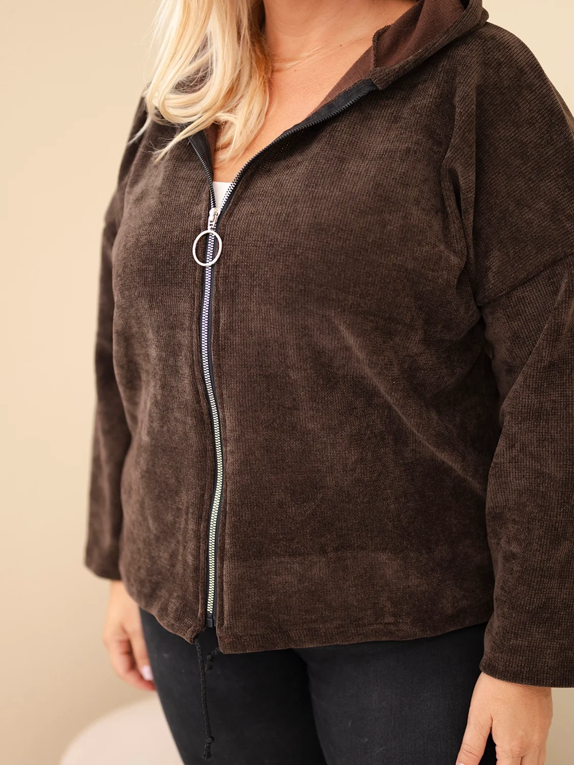 Bluza damska Plus Size sztruksowa z kapturem i zamkiem oversize brązowa - obrazek 4