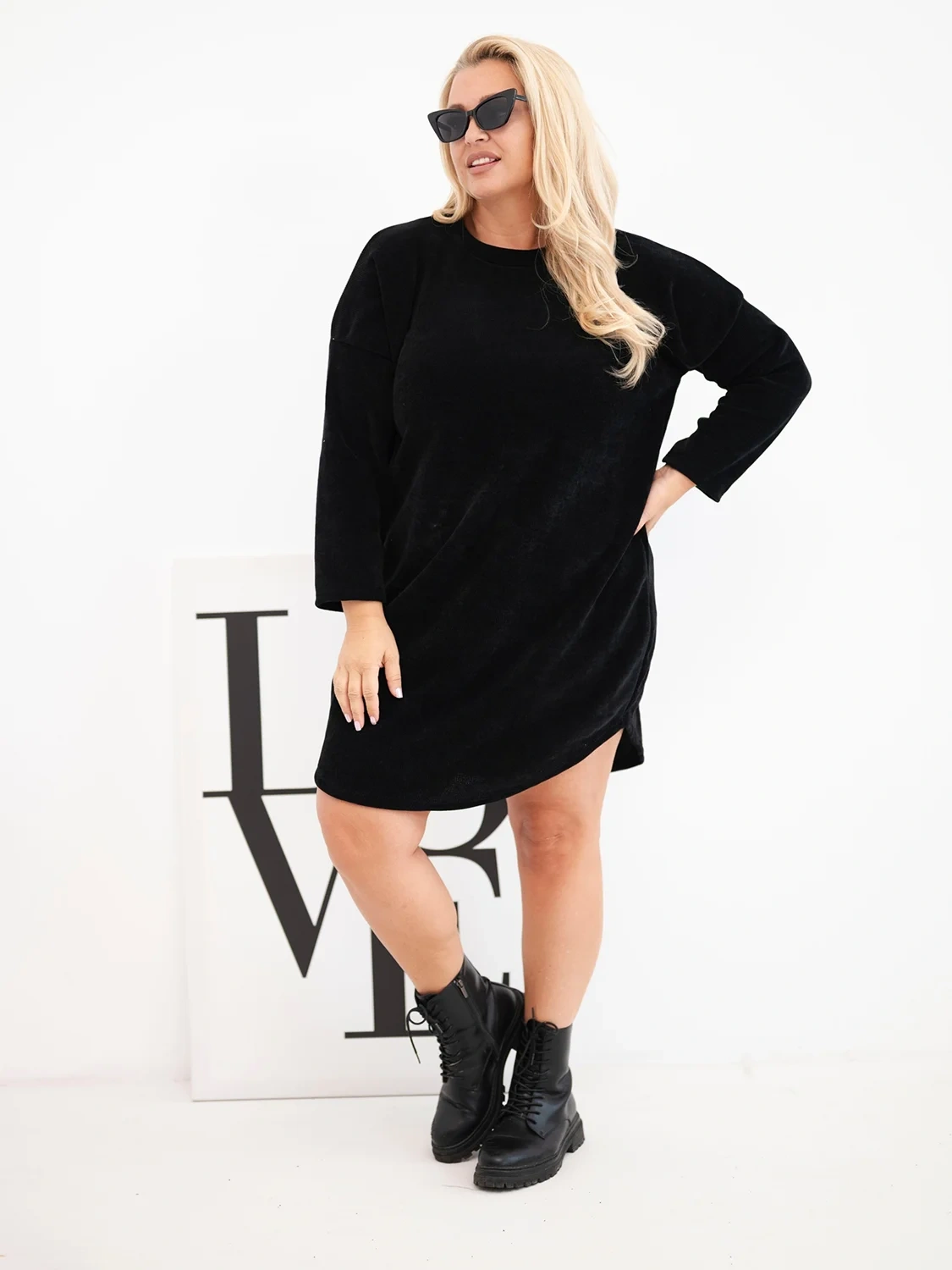 Sukienka damska Plus Size sztruksowa z luźnym fasonem czarna - obrazek 2