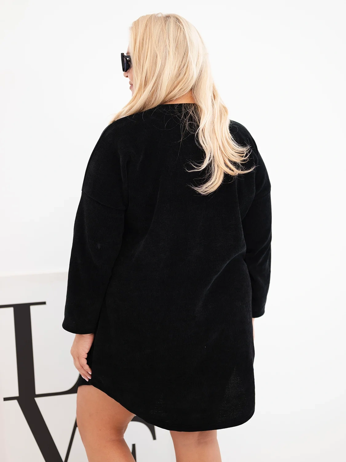 Sukienka damska Plus Size sztruksowa z luźnym fasonem czarna - obrazek 3