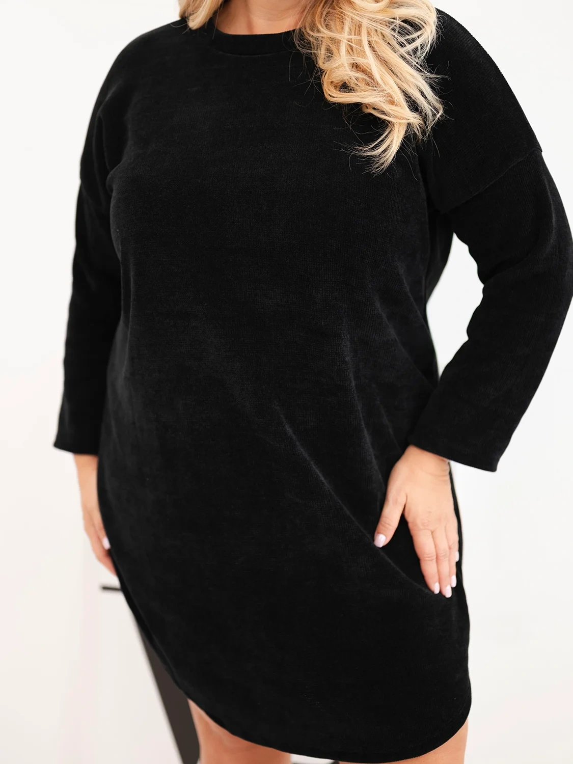Sukienka damska Plus Size sztruksowa z luźnym fasonem czarna - obrazek 4