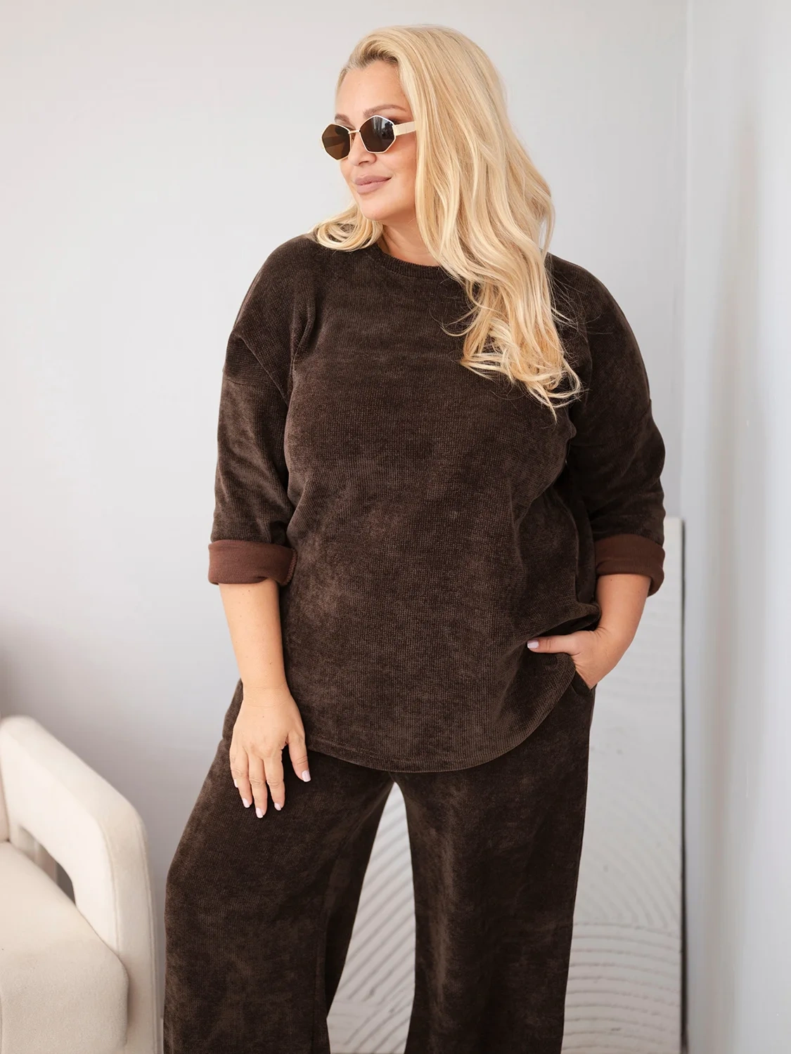 Komplet damski Plus Size z wiskozy sztruksowy z szerokimi spodniami i bluzą brązowy