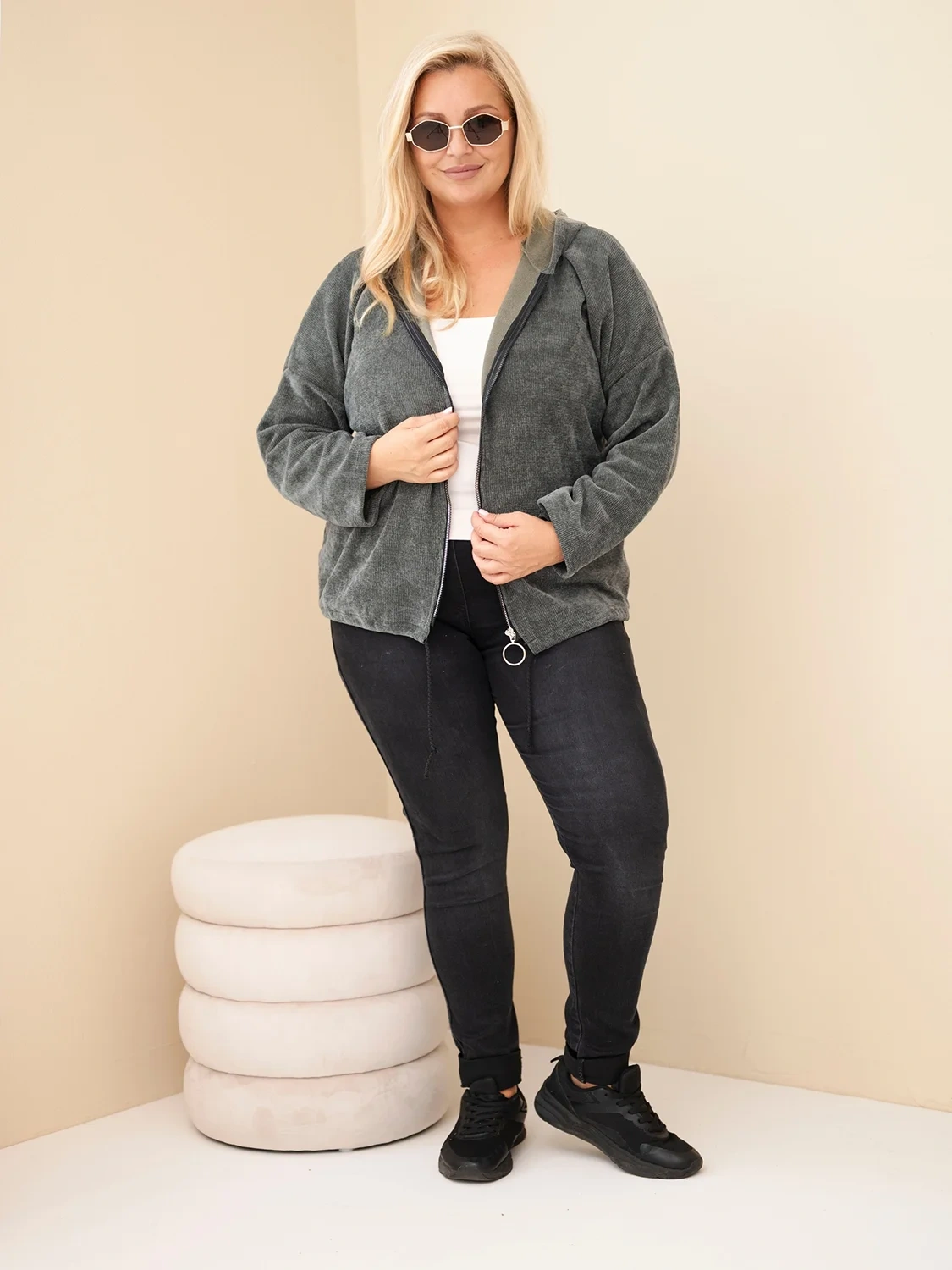 Bluza damska Plus Size sztruksowa z kapturem i zamkiem oversize khaki - obrazek 2