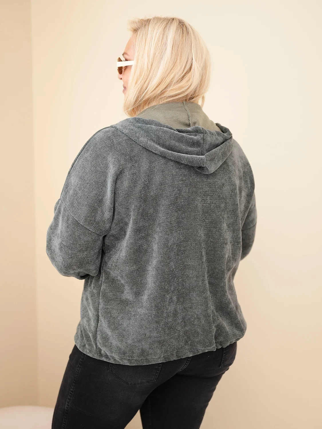 Bluza damska Plus Size sztruksowa z kapturem i zamkiem oversize khaki - obrazek 3