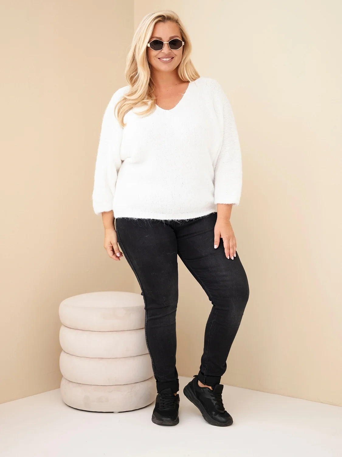 Sweter damski Plus Size z dekoltem V i szerokim rękawem ecru - obrazek 2