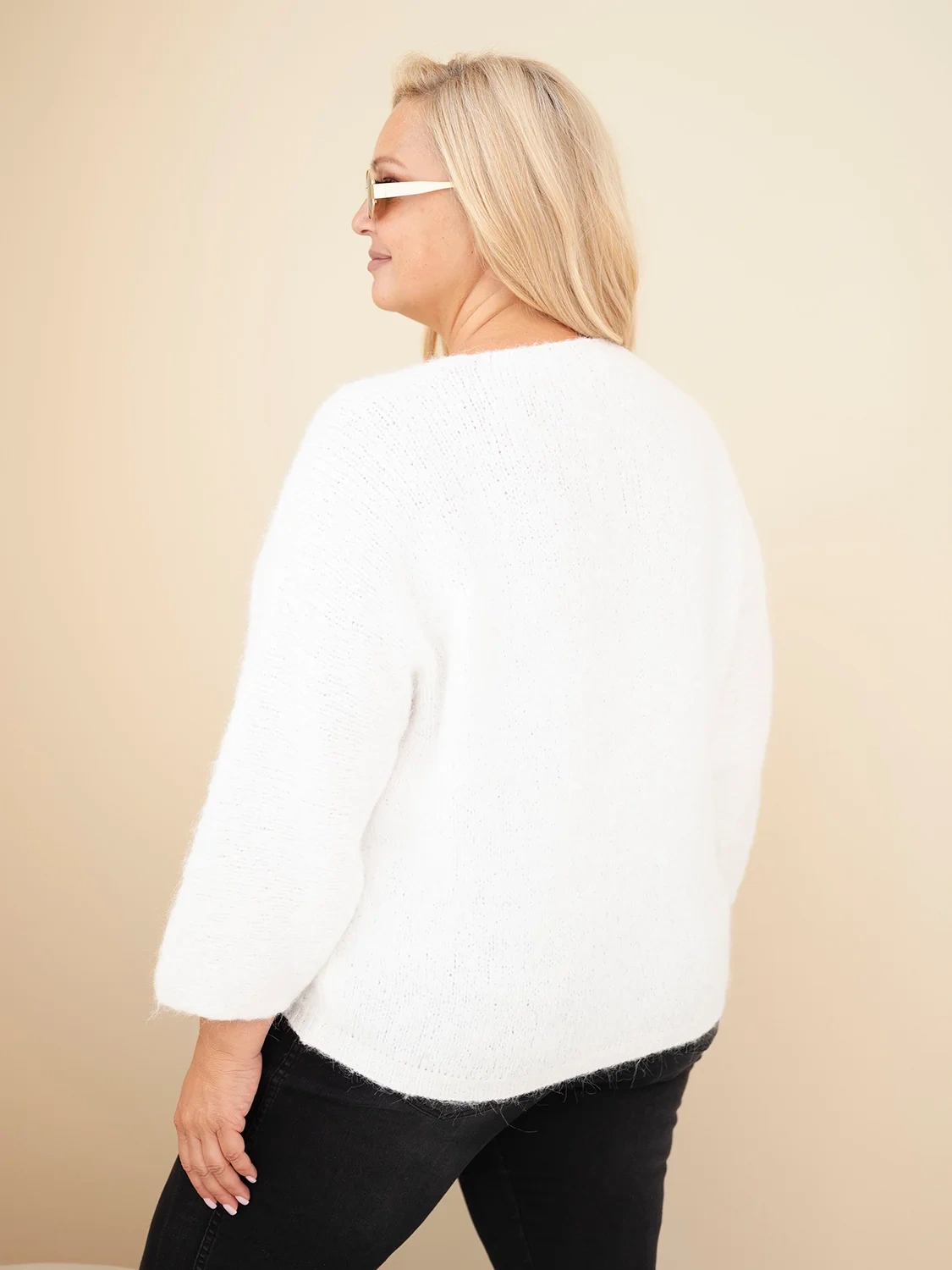Sweter damski Plus Size z dekoltem V i szerokim rękawem ecru - obrazek 3