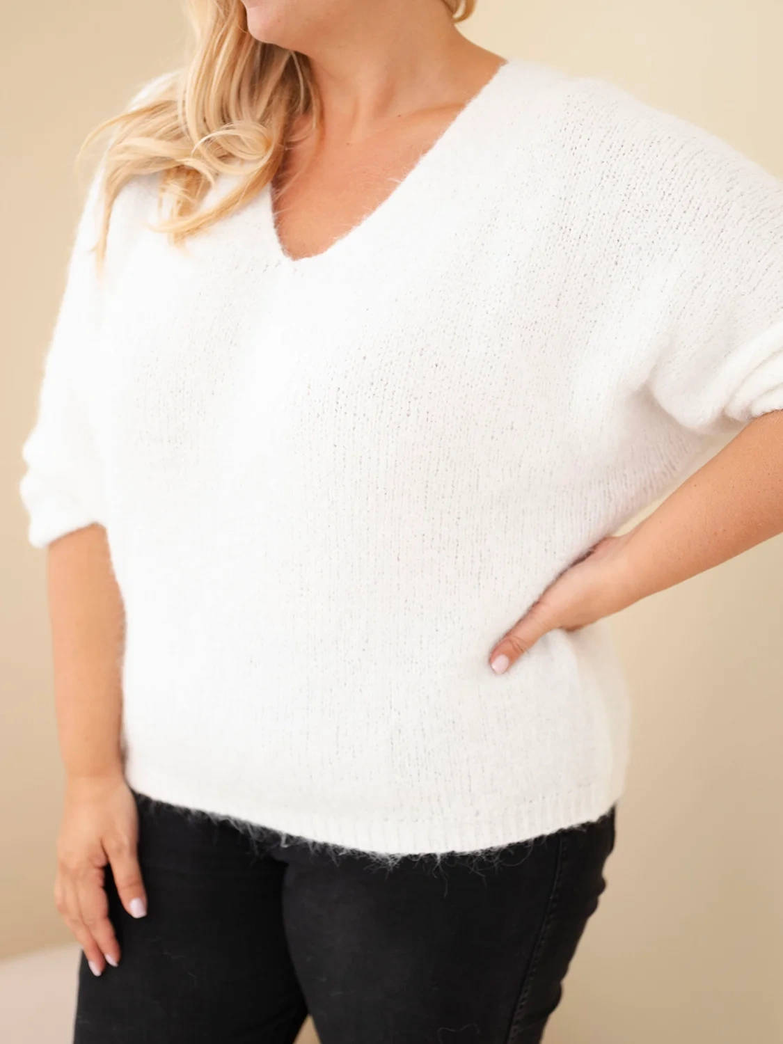 Sweter damski Plus Size z dekoltem V i szerokim rękawem ecru - obrazek 4