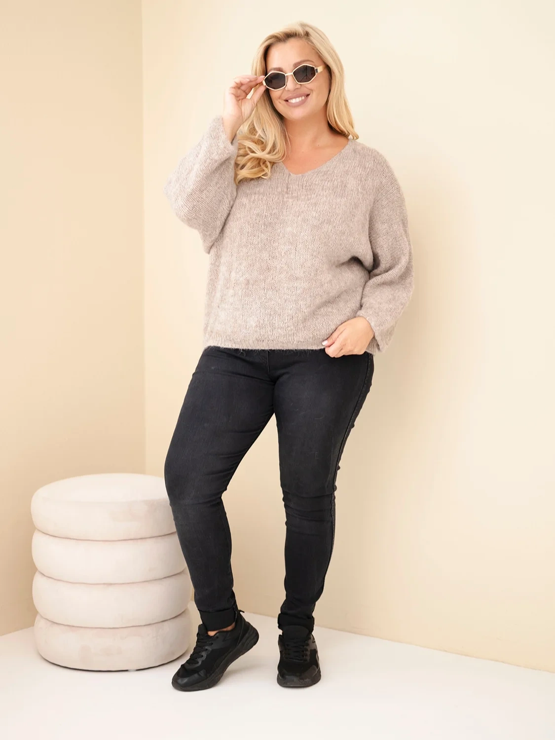 Sweter damski Plus Size z dekoltem V i szerokim rękawem ciemny beżowy - obrazek 2