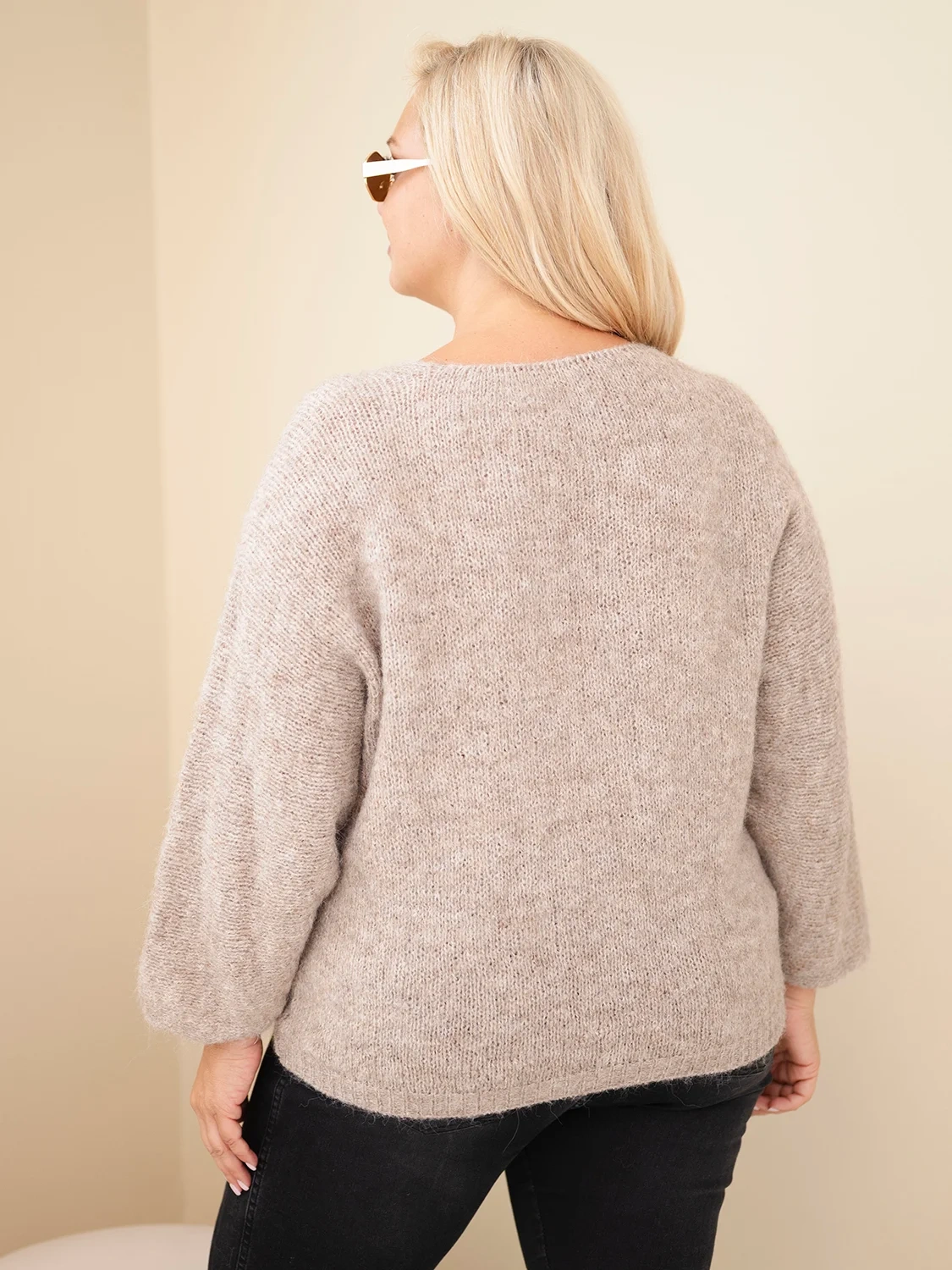 Sweter damski Plus Size z dekoltem V i szerokim rękawem ciemny beżowy - obrazek 3