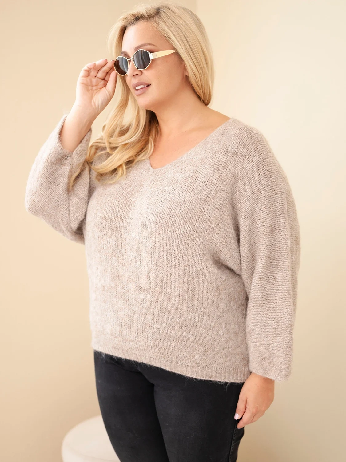 Sweter damski Plus Size z dekoltem V i szerokim rękawem ciemny beżowy