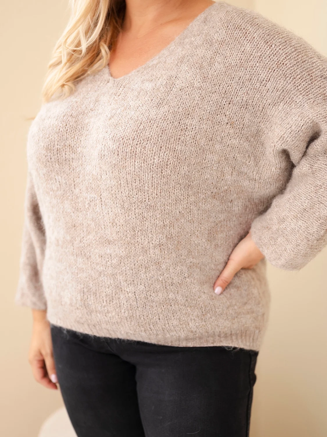 Sweter damski Plus Size z dekoltem V i szerokim rękawem ciemny beżowy - obrazek 4