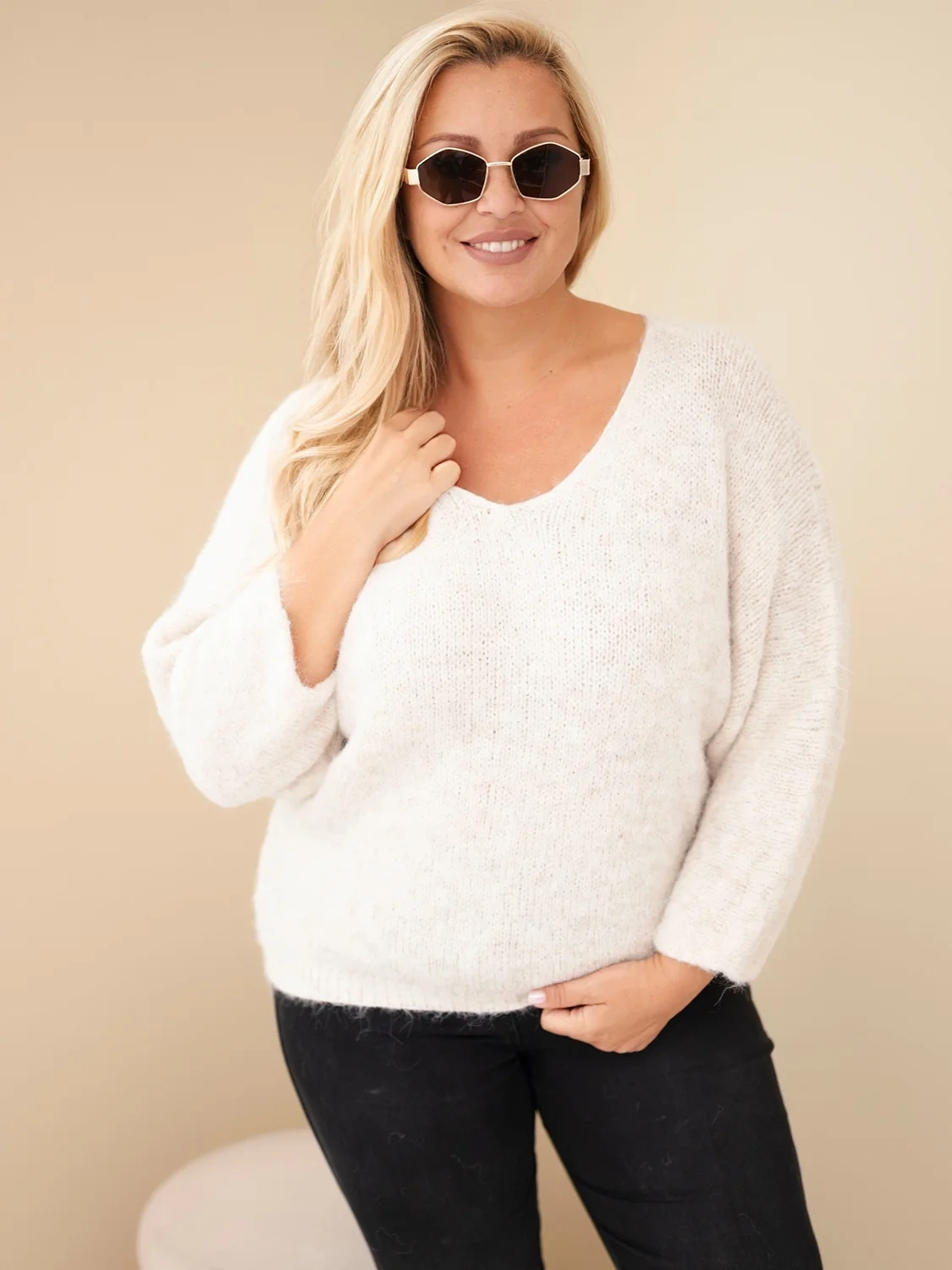 Sweter damski Plus Size z dekoltem V i szerokim rękawem beżowy
