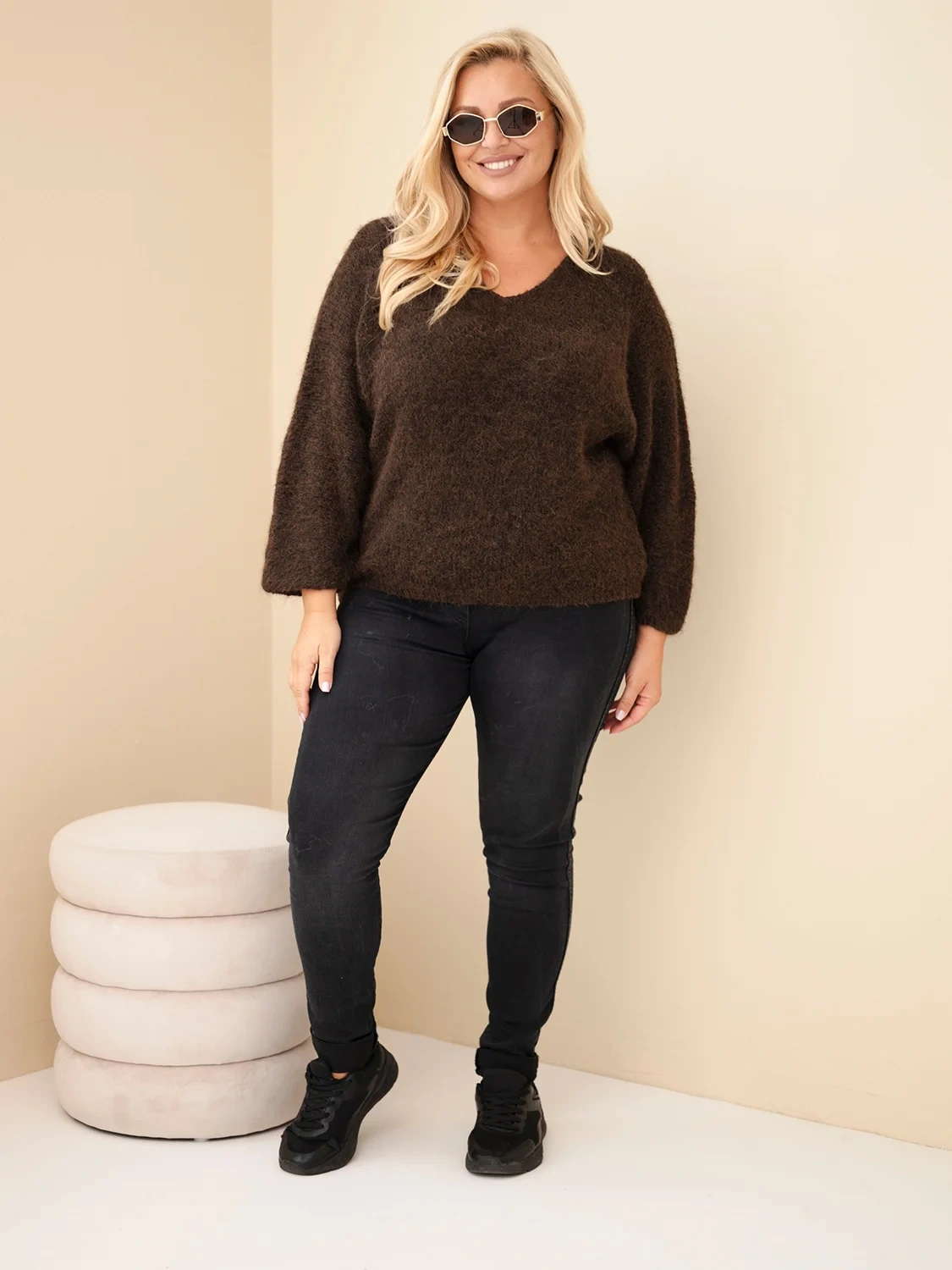 Sweter damski Plus Size z dekoltem V i szerokim rękawem brązowy - obrazek 2