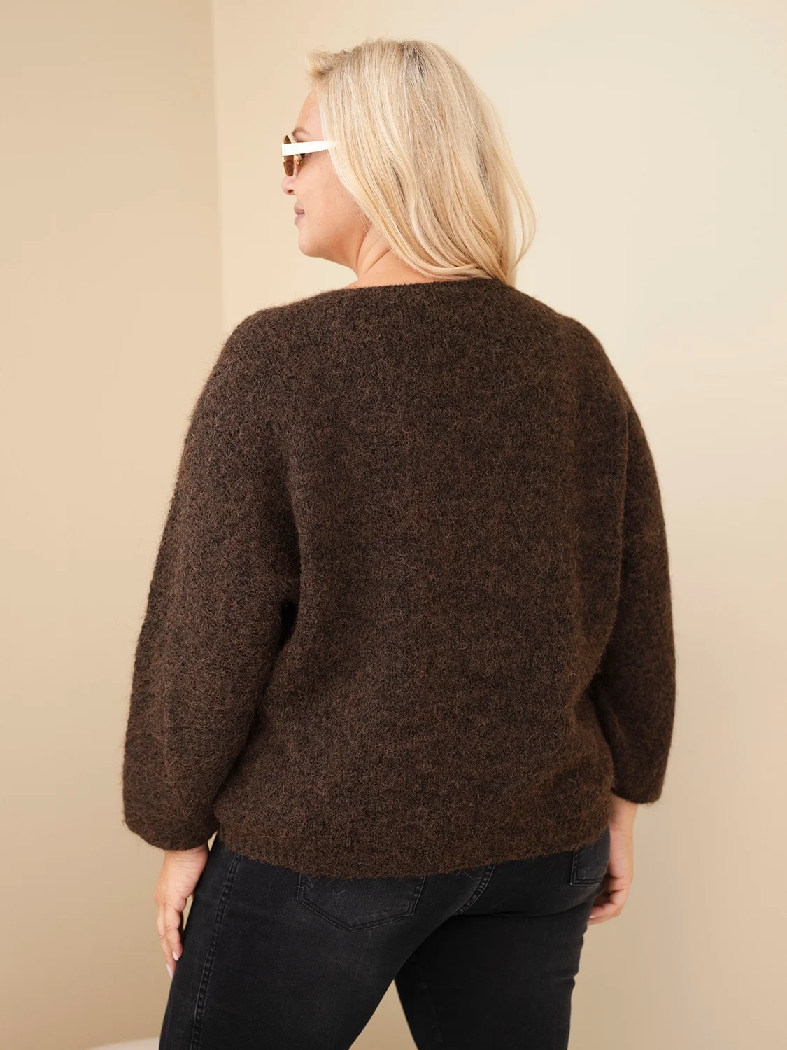 Sweter damski Plus Size z dekoltem V i szerokim rękawem brązowy - obrazek 3