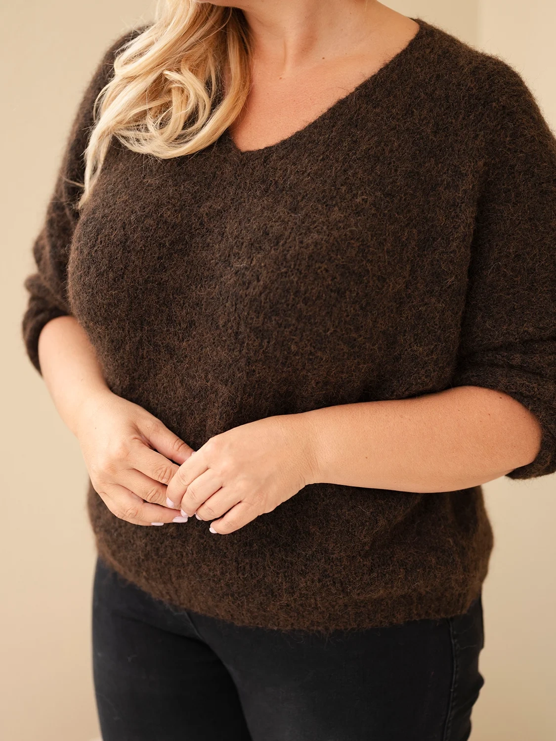 Sweter damski Plus Size z dekoltem V i szerokim rękawem brązowy - obrazek 4