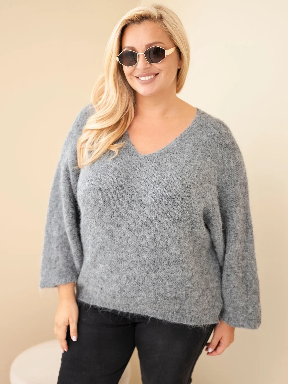 Sweter damski Plus Size z dekoltem V i szerokim rękawem szary