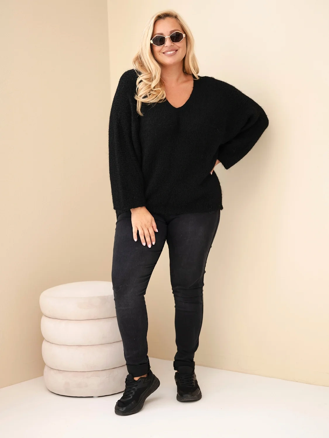 Sweter damski Plus Size z dekoltem V i szerokim rękawem czarny - obrazek 2