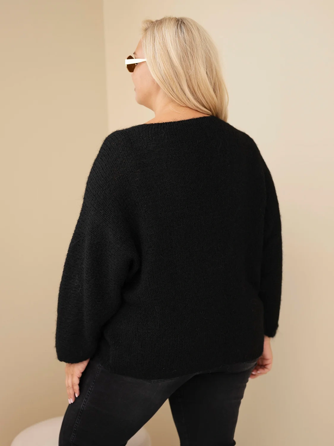 Sweter damski Plus Size z dekoltem V i szerokim rękawem czarny - obrazek 3