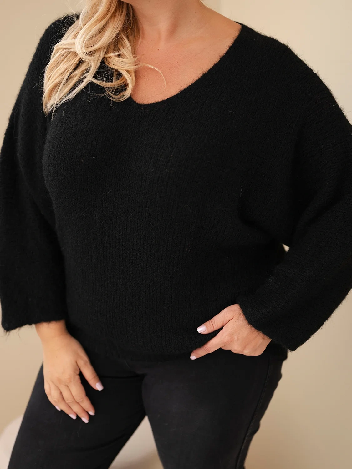 Sweter damski Plus Size z dekoltem V i szerokim rękawem czarny - obrazek 4