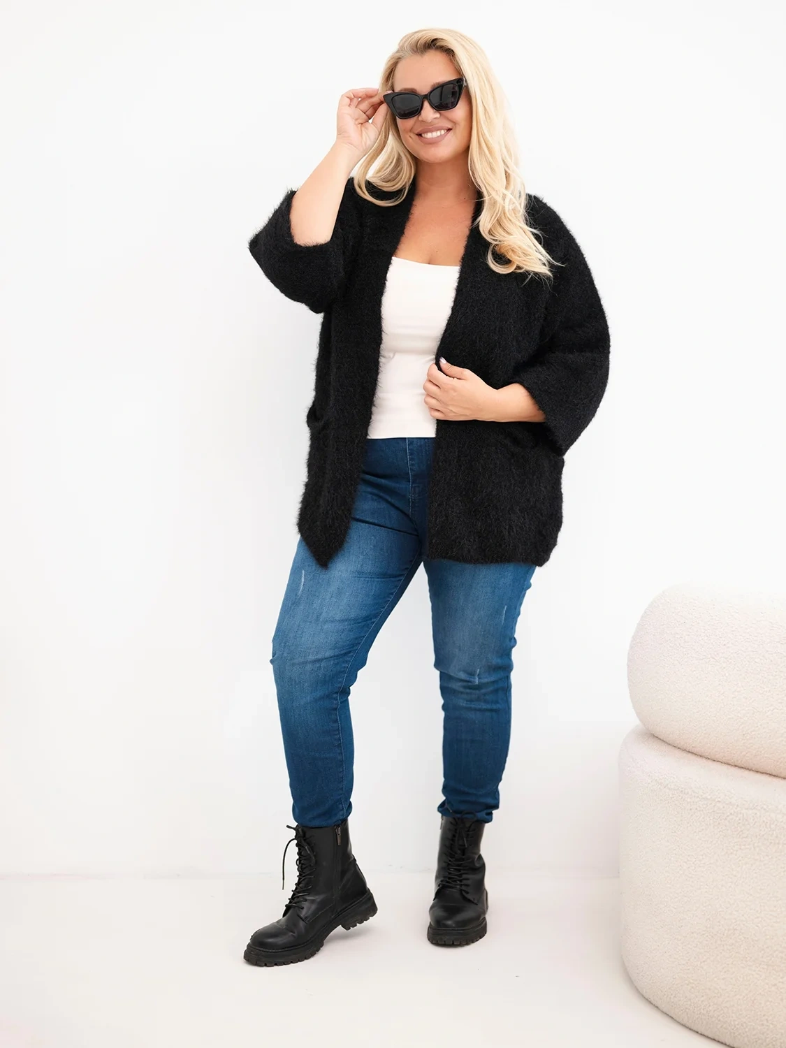 Sweter damski Plus Size z kieszeniami bez zapięcia czarny - obrazek 2
