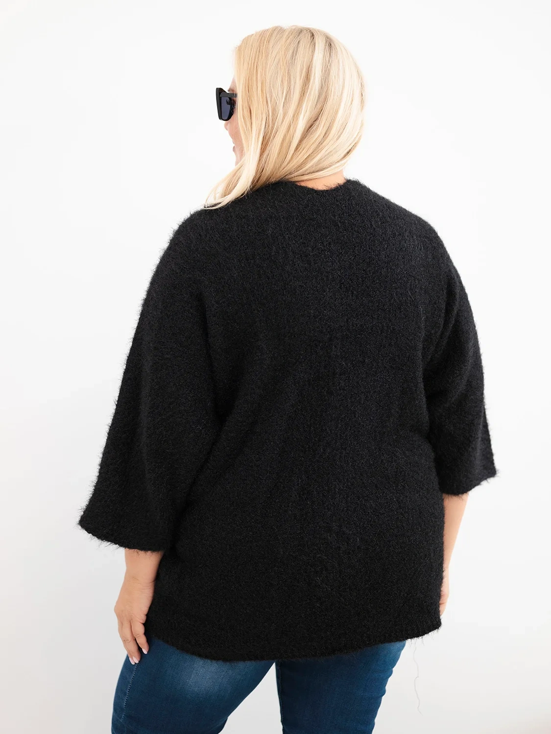 Sweter damski Plus Size z kieszeniami bez zapięcia czarny - obrazek 3