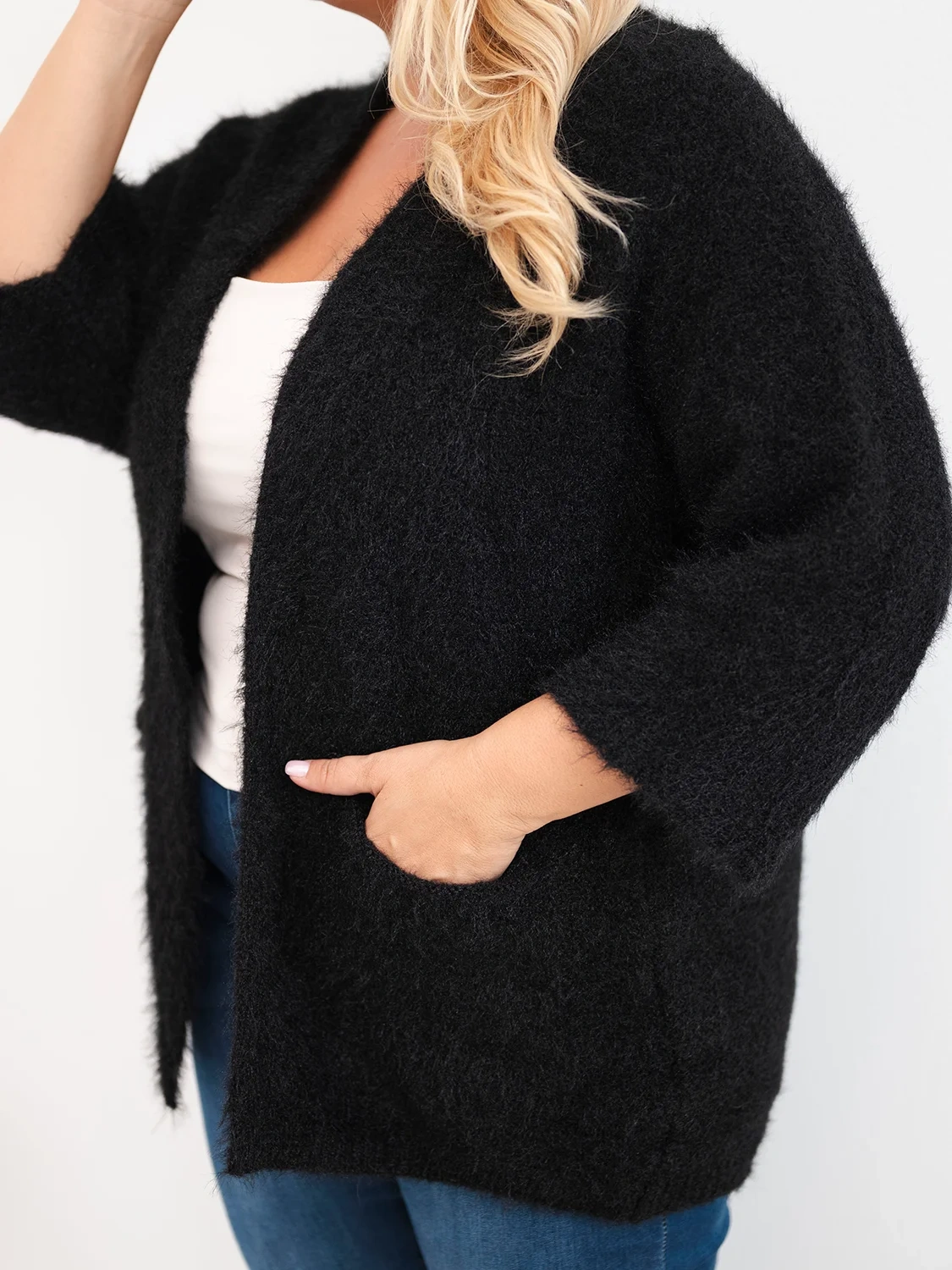Sweter damski Plus Size z kieszeniami bez zapięcia czarny - obrazek 4