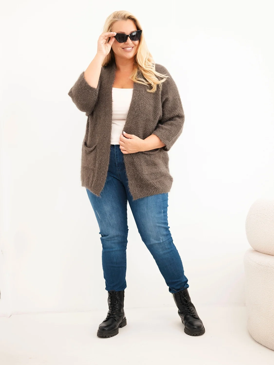 Sweter damski Plus Size z kieszeniami bez zapięcia mocca - obrazek 2