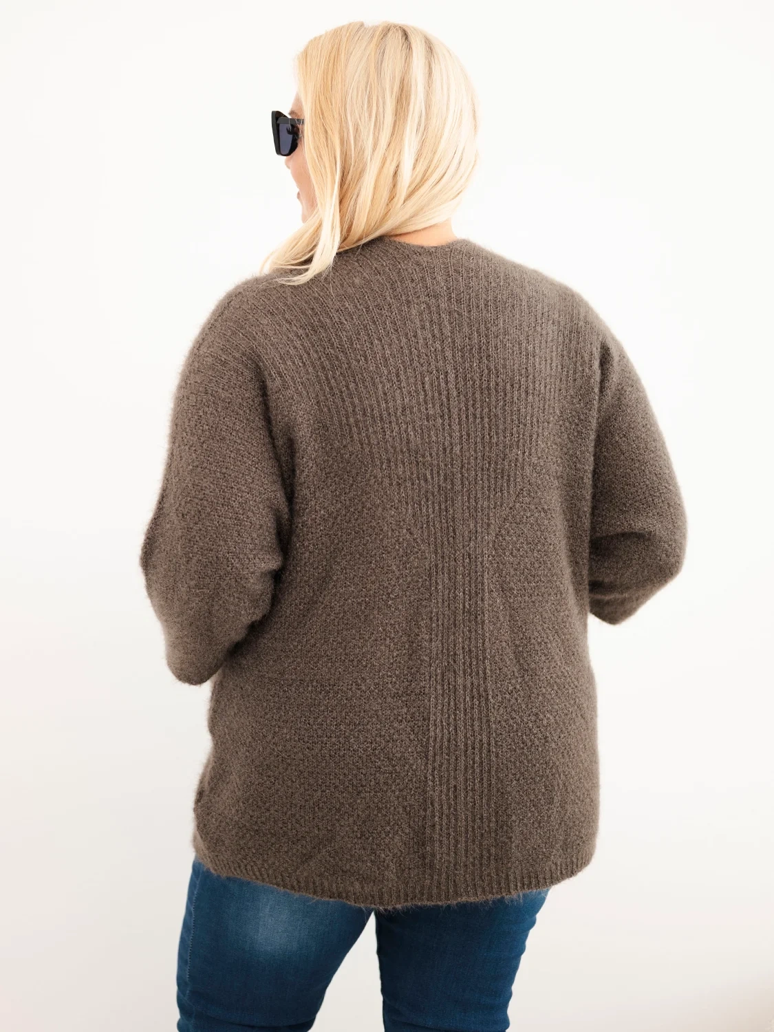 Sweter damski Plus Size z kieszeniami bez zapięcia mocca - obrazek 3