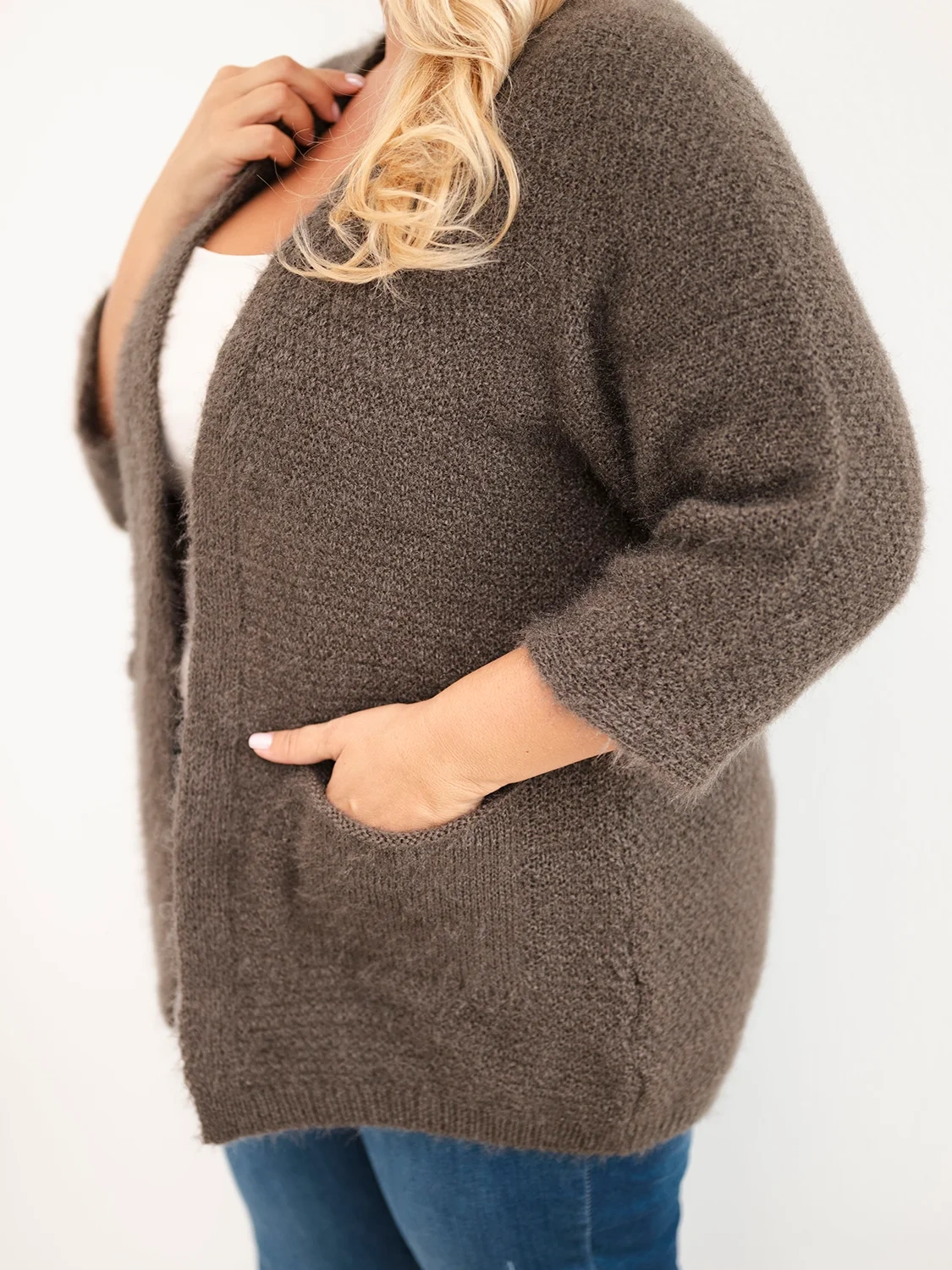 Sweter damski Plus Size z kieszeniami bez zapięcia mocca - obrazek 4