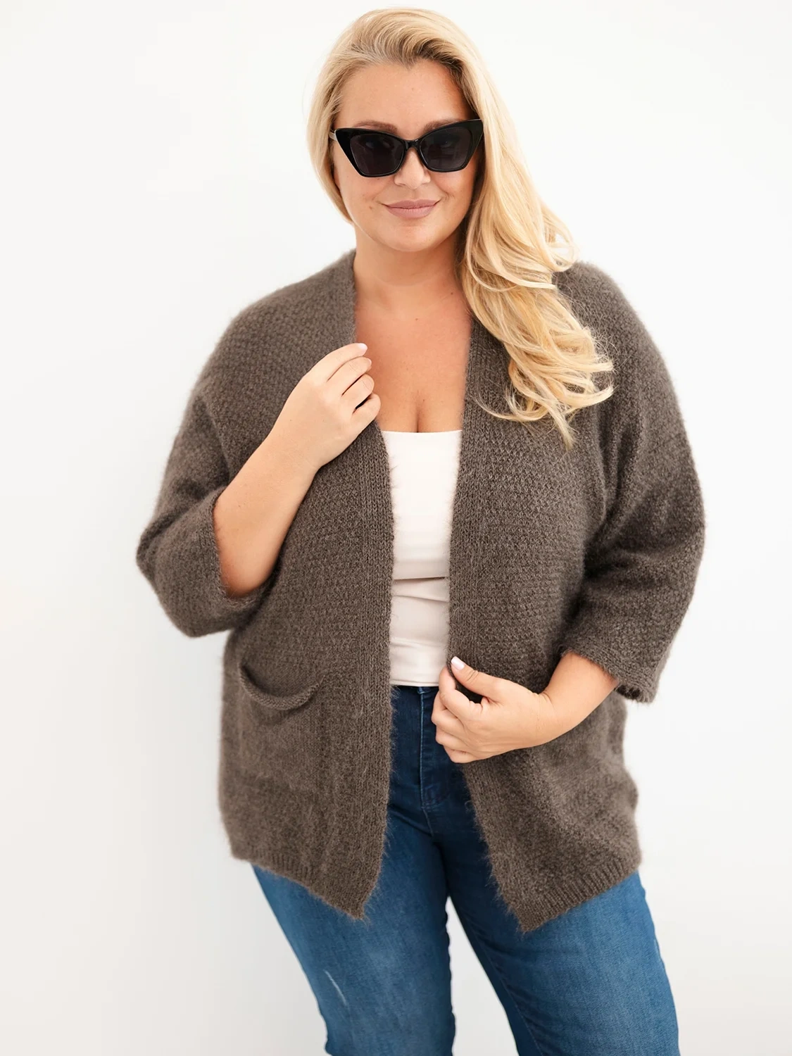 Sweter damski Plus Size z kieszeniami bez zapięcia mocca