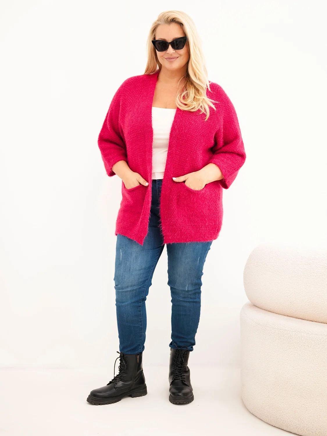 Sweter damski Plus Size z kieszeniami bez zapięcia fuksja - obrazek 2