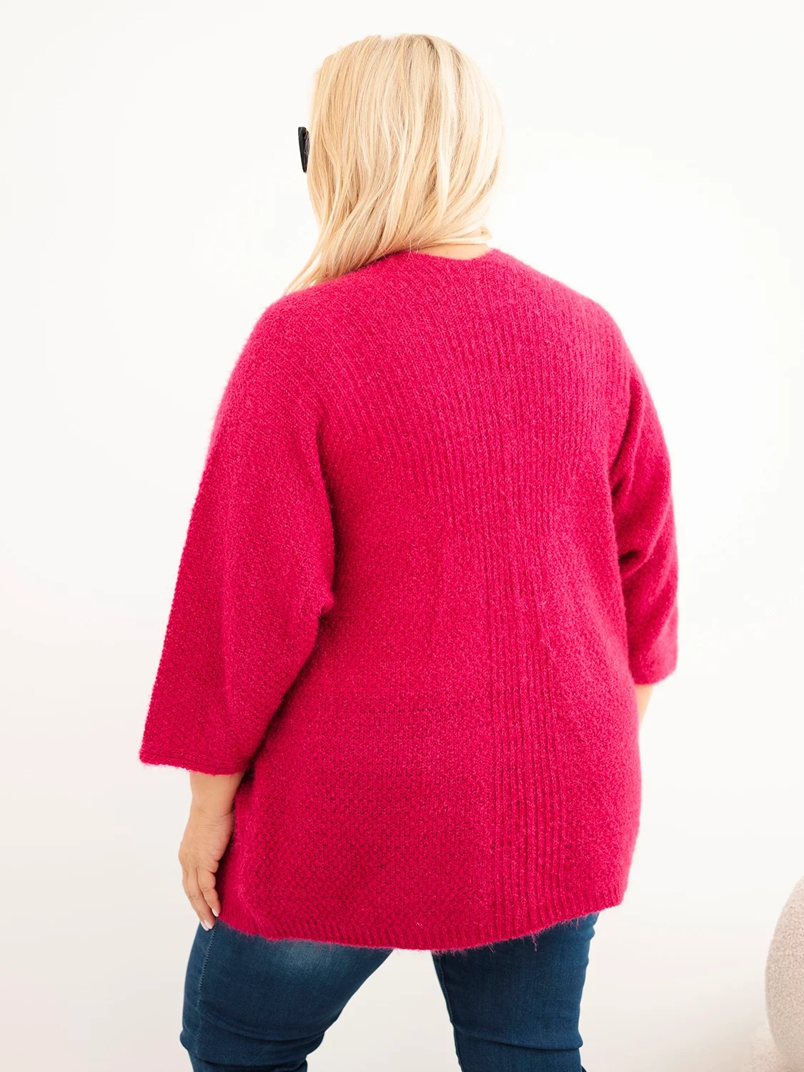 Sweter damski Plus Size z kieszeniami bez zapięcia fuksja - obrazek 3