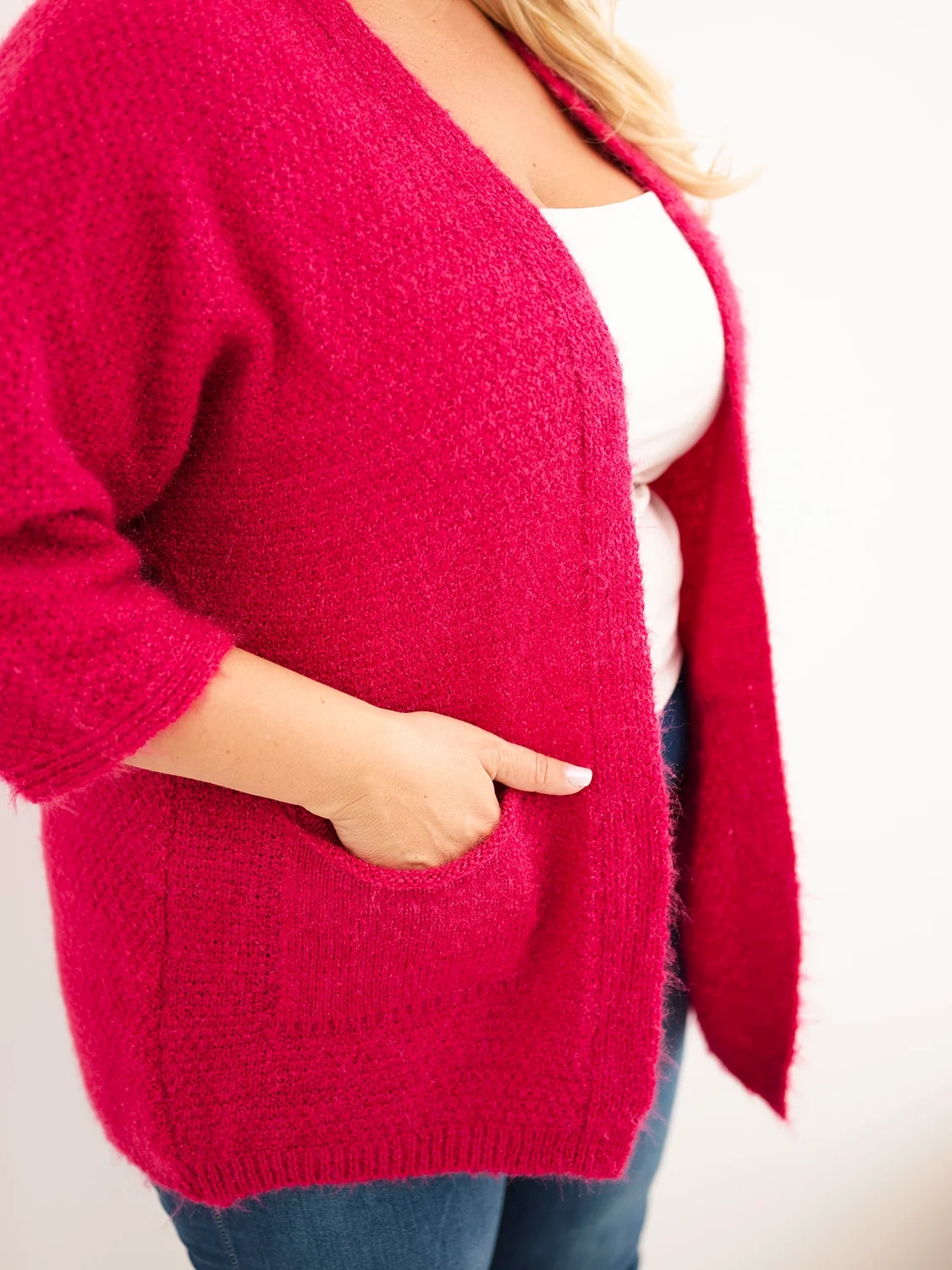Sweter damski Plus Size z kieszeniami bez zapięcia fuksja - obrazek 4