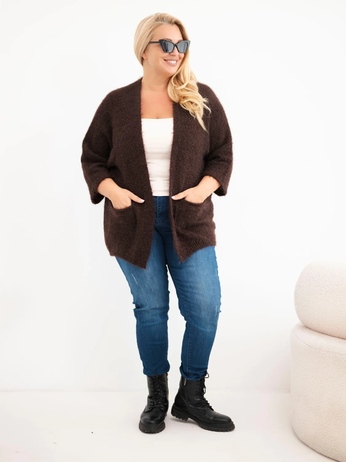 Sweter damski Plus Size z kieszeniami bez zapięcia brązowy - obrazek 2