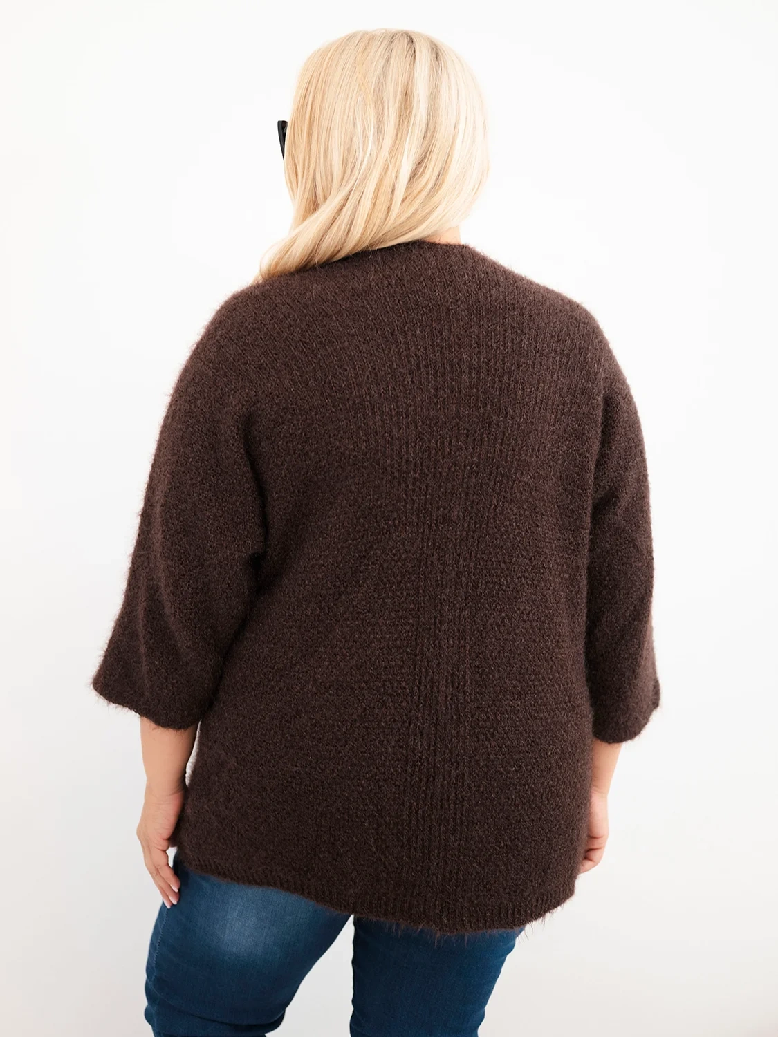 Sweter damski Plus Size z kieszeniami bez zapięcia brązowy - obrazek 3