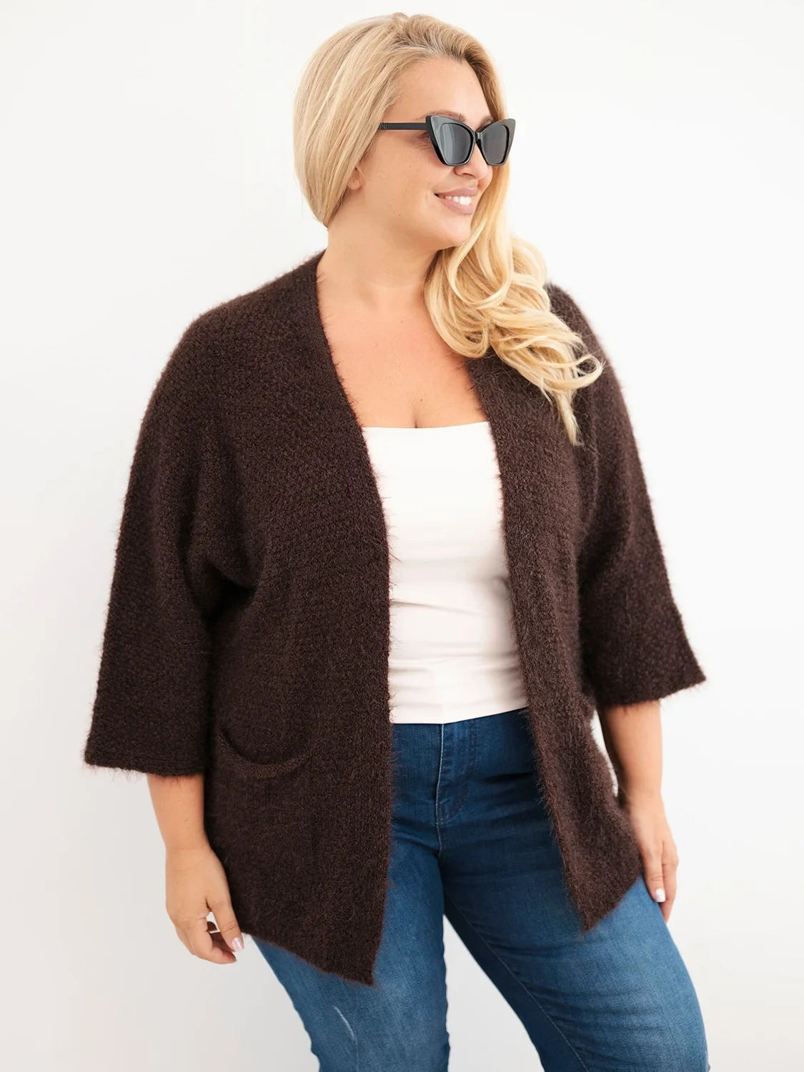 Sweter damski Plus Size z kieszeniami bez zapięcia brązowy