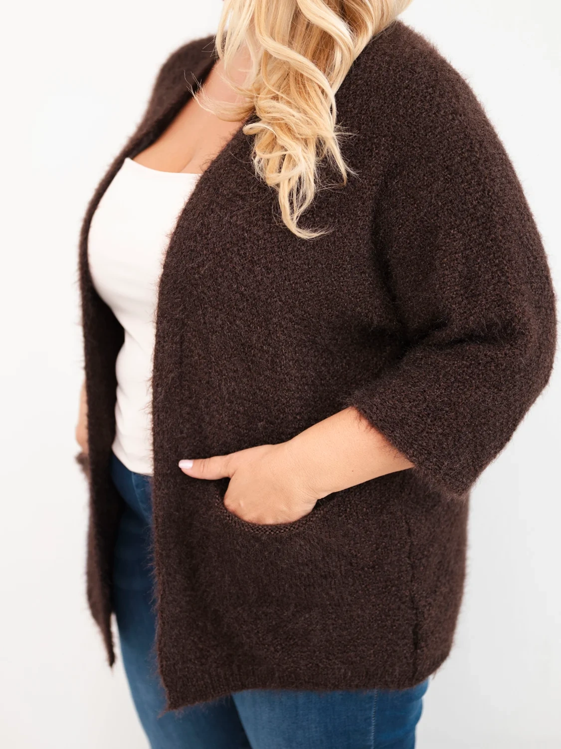 Sweter damski Plus Size z kieszeniami bez zapięcia brązowy - obrazek 4