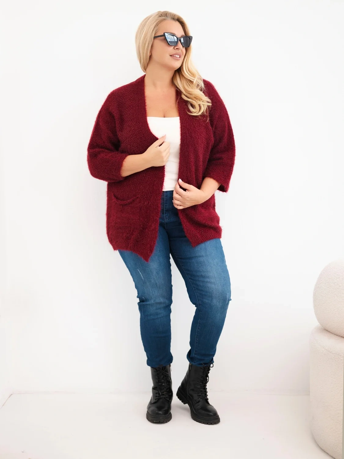 Sweter damski Plus Size z kieszeniami bez zapięcia bordowy - obrazek 2