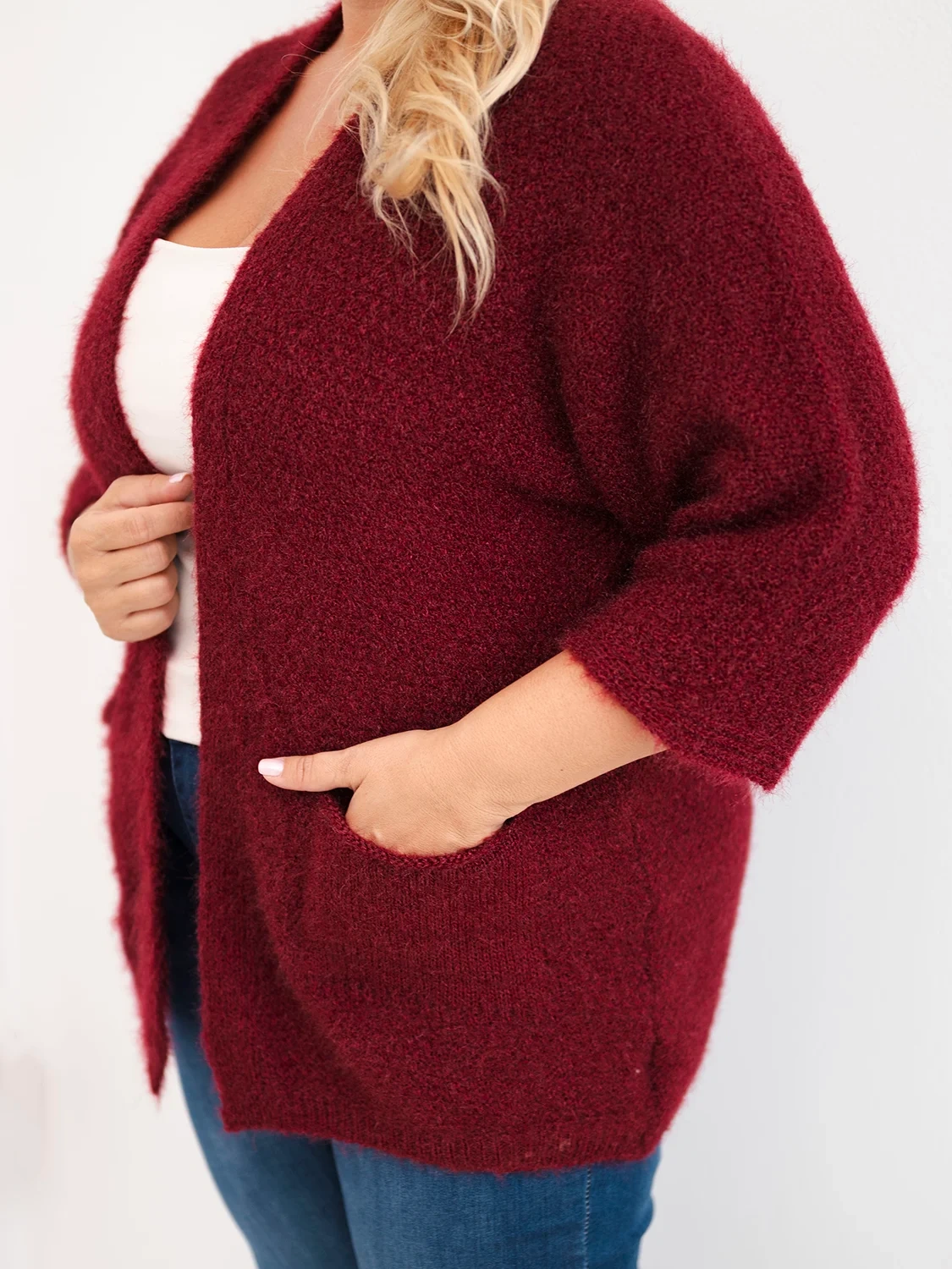 Sweter damski Plus Size z kieszeniami bez zapięcia bordowy - obrazek 4