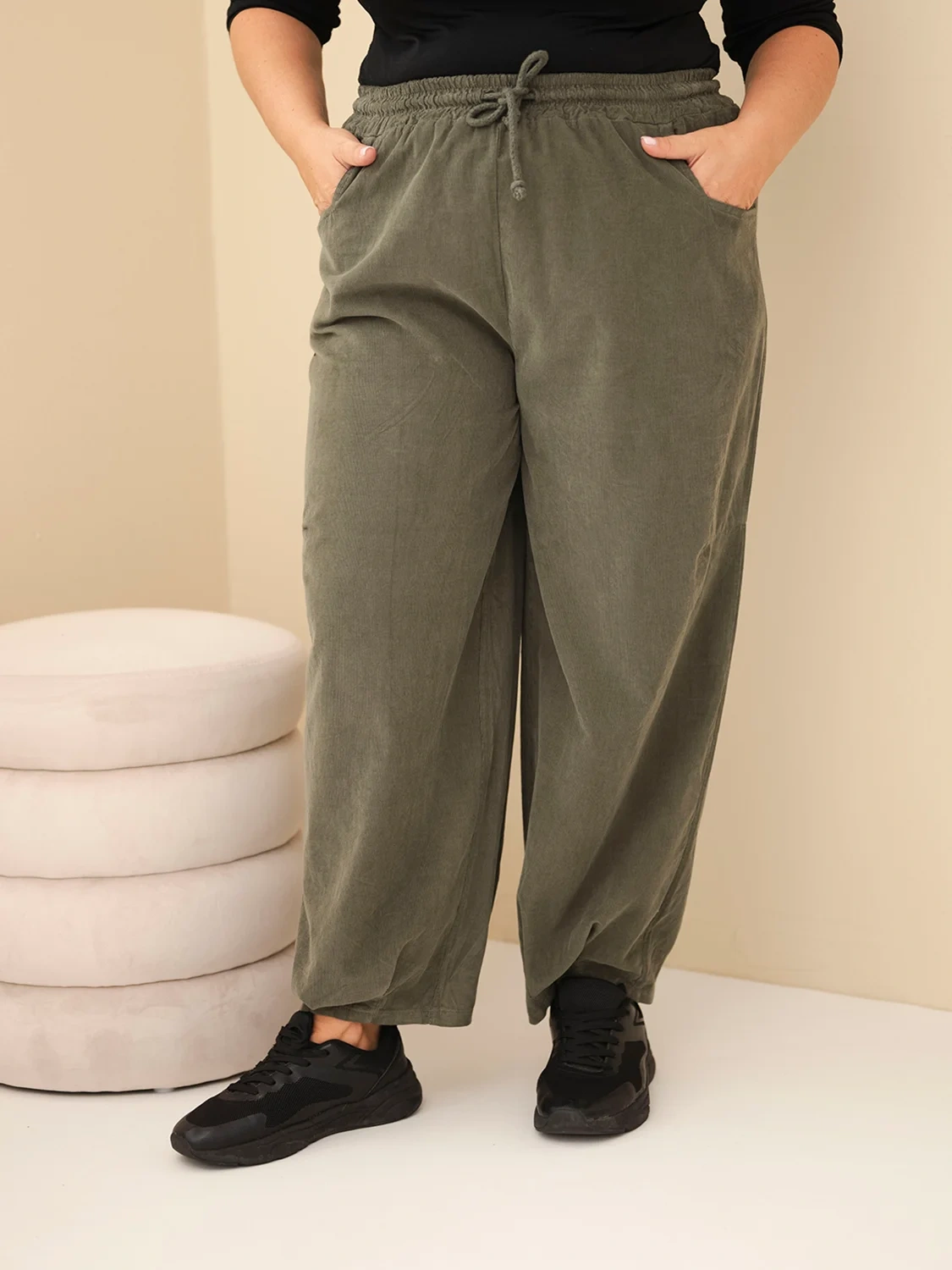 Spodnie damskie bawełniane Plus Size sztruksowe z gumką w pasie i kieszeniami khaki - obrazek 2