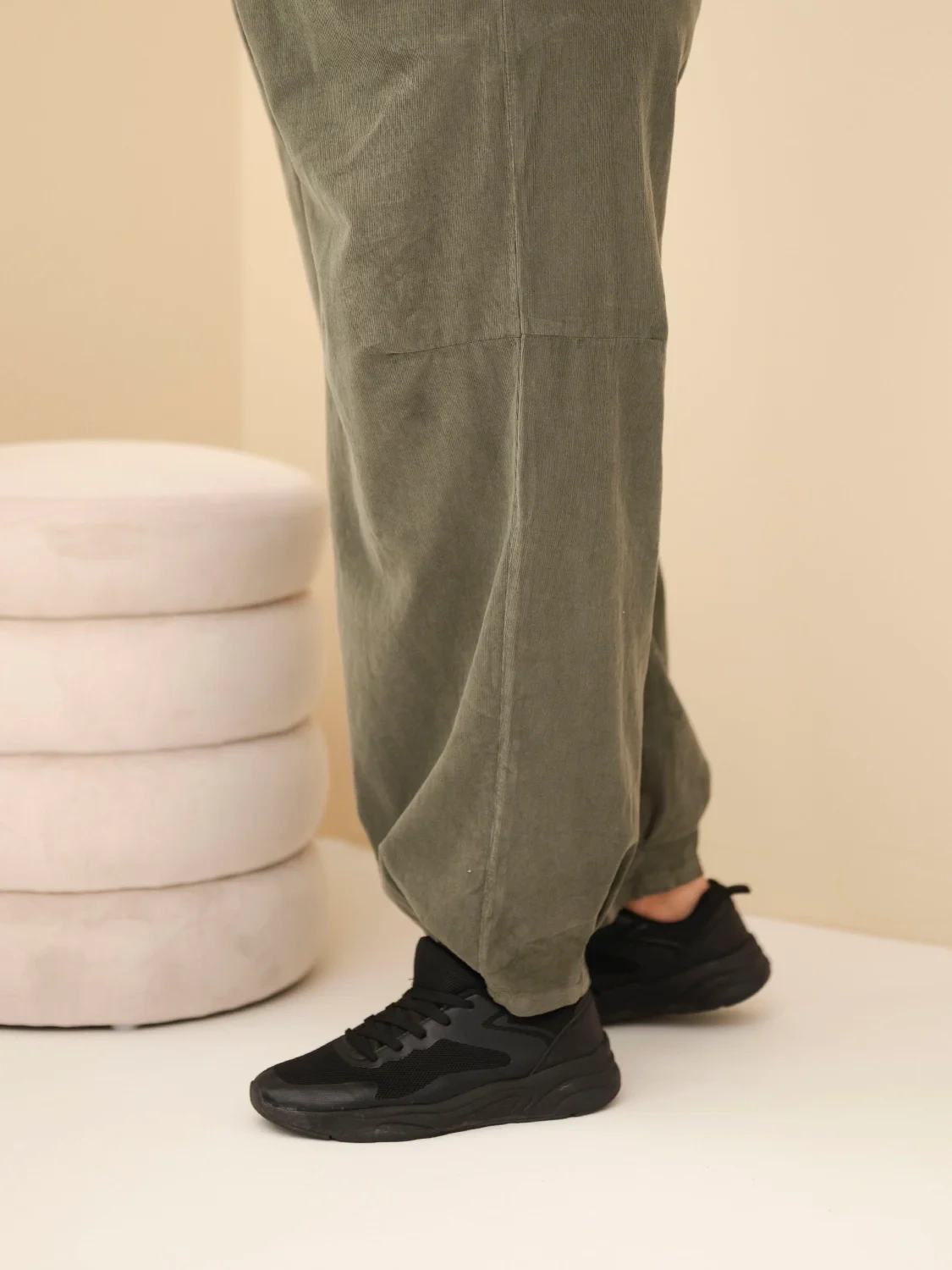 Spodnie damskie bawełniane Plus Size sztruksowe z gumką w pasie i kieszeniami khaki - obrazek 3
