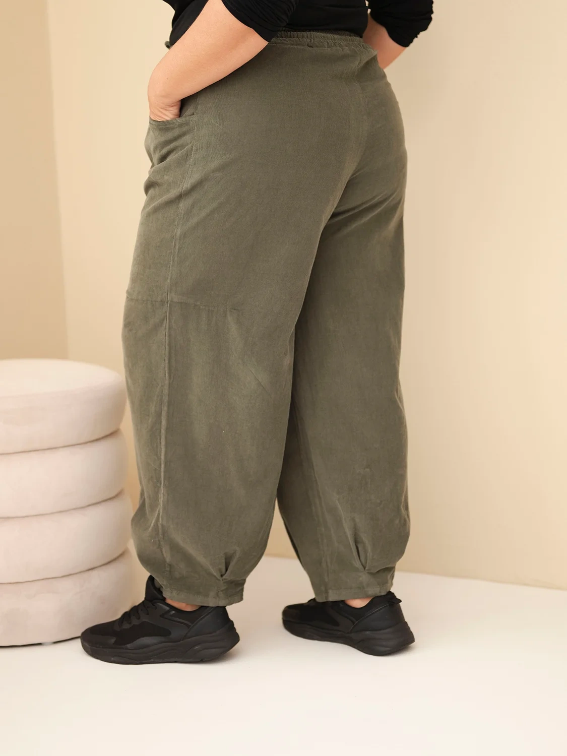 Spodnie damskie bawełniane Plus Size sztruksowe z gumką w pasie i kieszeniami khaki - obrazek 4