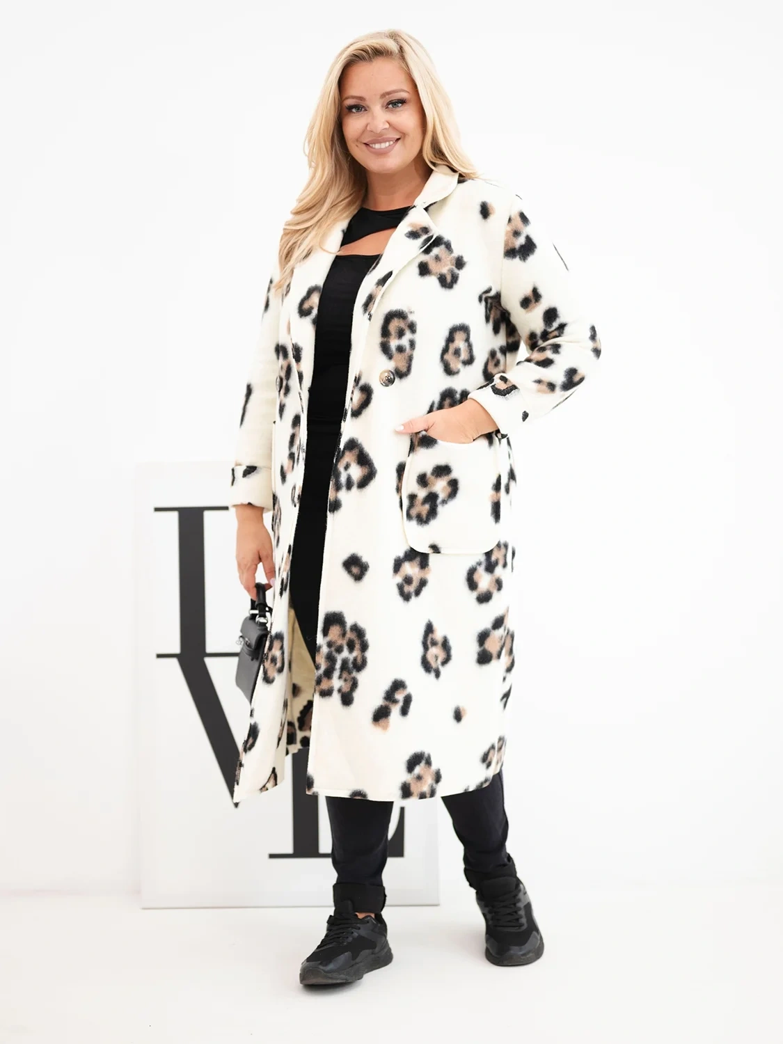 Płaszcz damski elegancki Plus Size w panterkę z klapami ecru - obrazek 2